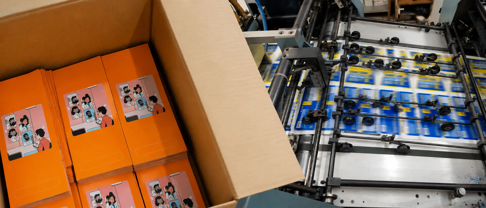 Imprenta en Guadalajara: Fotografía de una caja con  folletos color naranja y a lado un proceso de impresión.